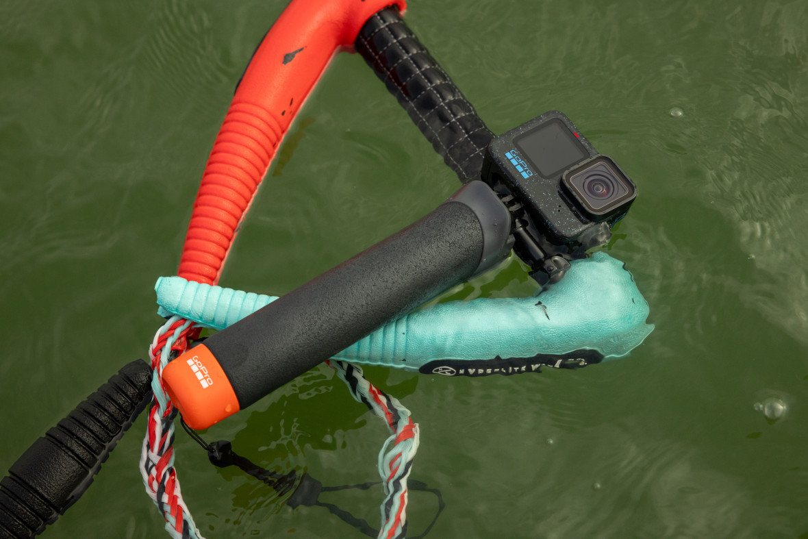 Надежная фиксация камеры и яркий корпус