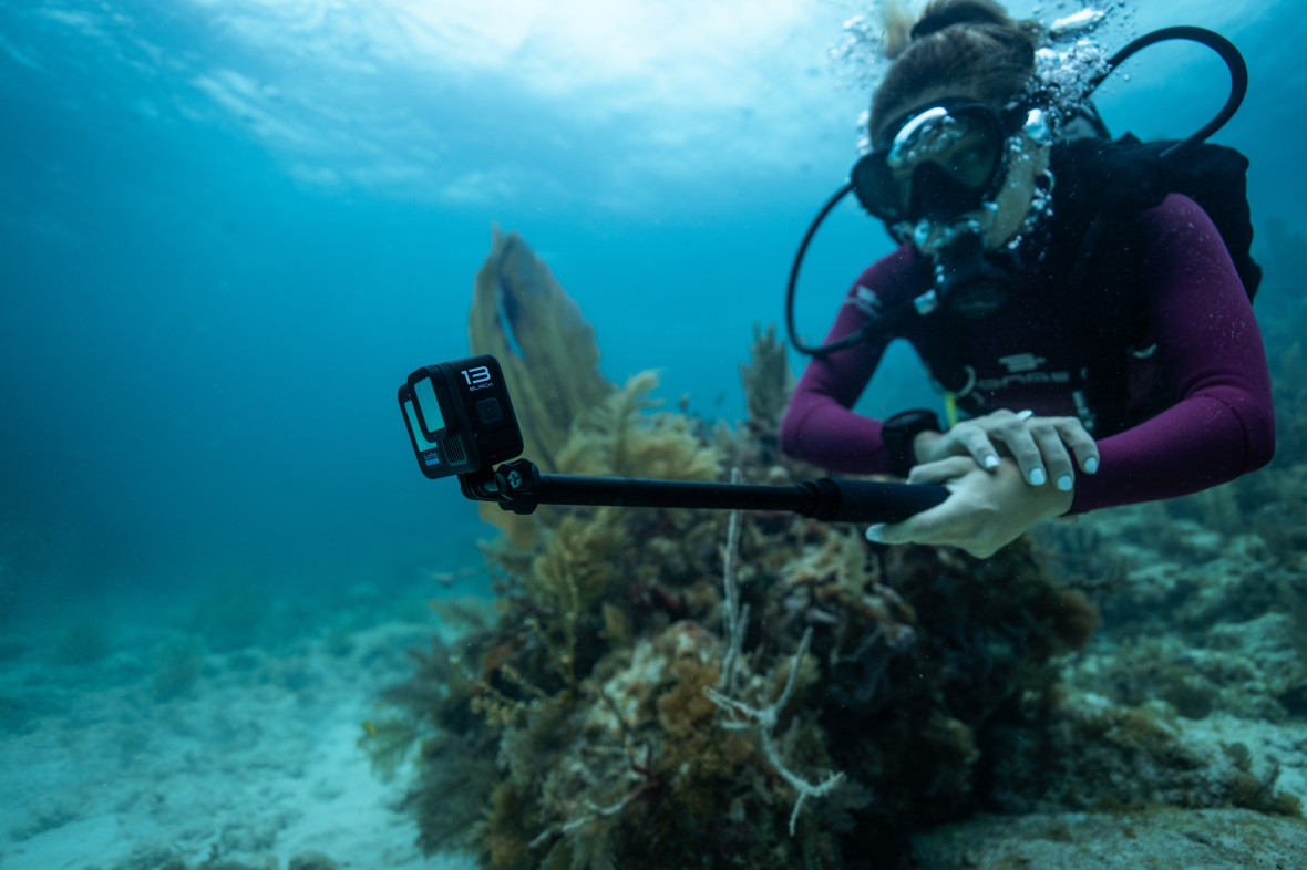 Витримує вологі умови та надійно тримається в руках 